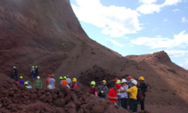 Geólogos estudiando volcanes