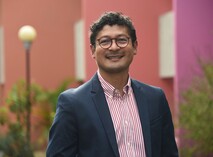 Francisco Guevara Quiel, decano de la Facultad de Letras, en la plazoleta de la Facultad. Al …