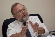 Francisco Dall'Anese en plano medio sentado y con un lapicero en la mano, expresándose hacia un …