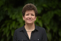 Primer plano de Rosaura Chinchilla Calderón. De fondo se aprecia la vegetación desenfocada.