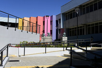 Vista general de la plazoleta renovada de la Facultad de Letras en la que se aprecia los bustos …