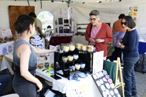 Personas visitando la Feria de las Artes