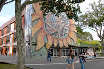 Estudiantes caminan en las cercanías del Pretil de la UCR