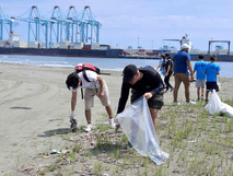 recogiendo basura en playa de Limón