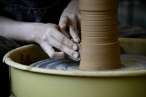 Persona realizando un trabajo en cerámica