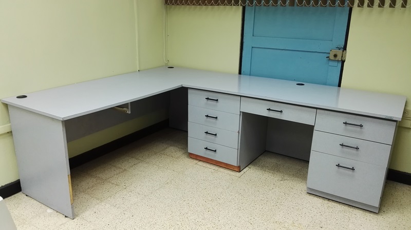 El Decanato de la Facultad de Medicina cuenta con una estación de trabajo y un mueble tipo …