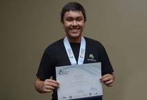 El estudiante René Reyes, ganador de una medalla de oro en el tercer nivel de la Olimpiada …