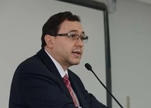 El Dr. Alfredo Chirino Sánchez, decano de la Facultad de Derecho y miembro de la Comisión de …