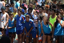 Decenas de estudiantes, funcionarios y amantes del deporte se unieron a la edición número 42 de …