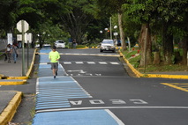 El carril deportivo que está marcado de azul, rodea la Ciudad Universitaria Rodrigo Facio y a la …
