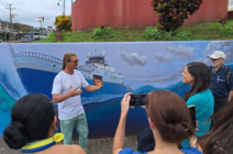 El autor de la obra pictórica, Carlos Hiller, explica lo que representa su mural en relación con …